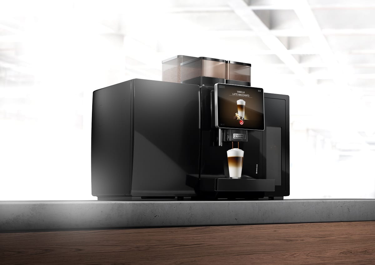 FRANKE COFFEE SYSTEMS A800 HANDOUT - In Sachen Kapazitaet ist die A800 von Franke Coffee Systems eine Groesse für sich. Dank ihres professionellen 3-Boiler-Systems meistert sie jeden Ansturm mit Gelassenheit. Sie liefert Tasse für Tasse ein ueberzeugendes Kaffeeerlebnis und kann mit ihrem serienmaessigen FoamMaster™ der breitesten Getraenkeauswahl noch eine Haube von perfektem Milchschaum aufsetzen. Dabei ist die A800 einfach im Handling, flexibel konfigurierbar und kann auch Schritt für Schritt ausgebaut werden..(PHOTOPRESS/Franke Coffee Systems).