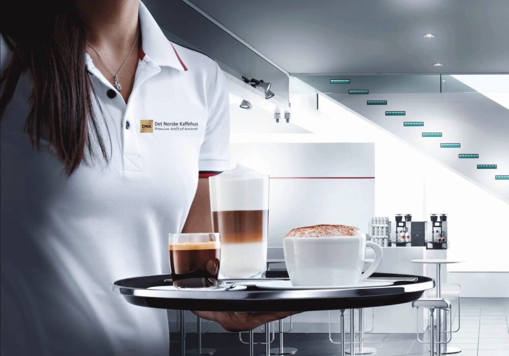 Det-Norske-Kaffehus---Latte-art---på-skjorte---PNG